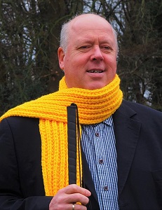 Foto van jarko Weering met de gele sjaal van Leefbaar Tynaarlo
